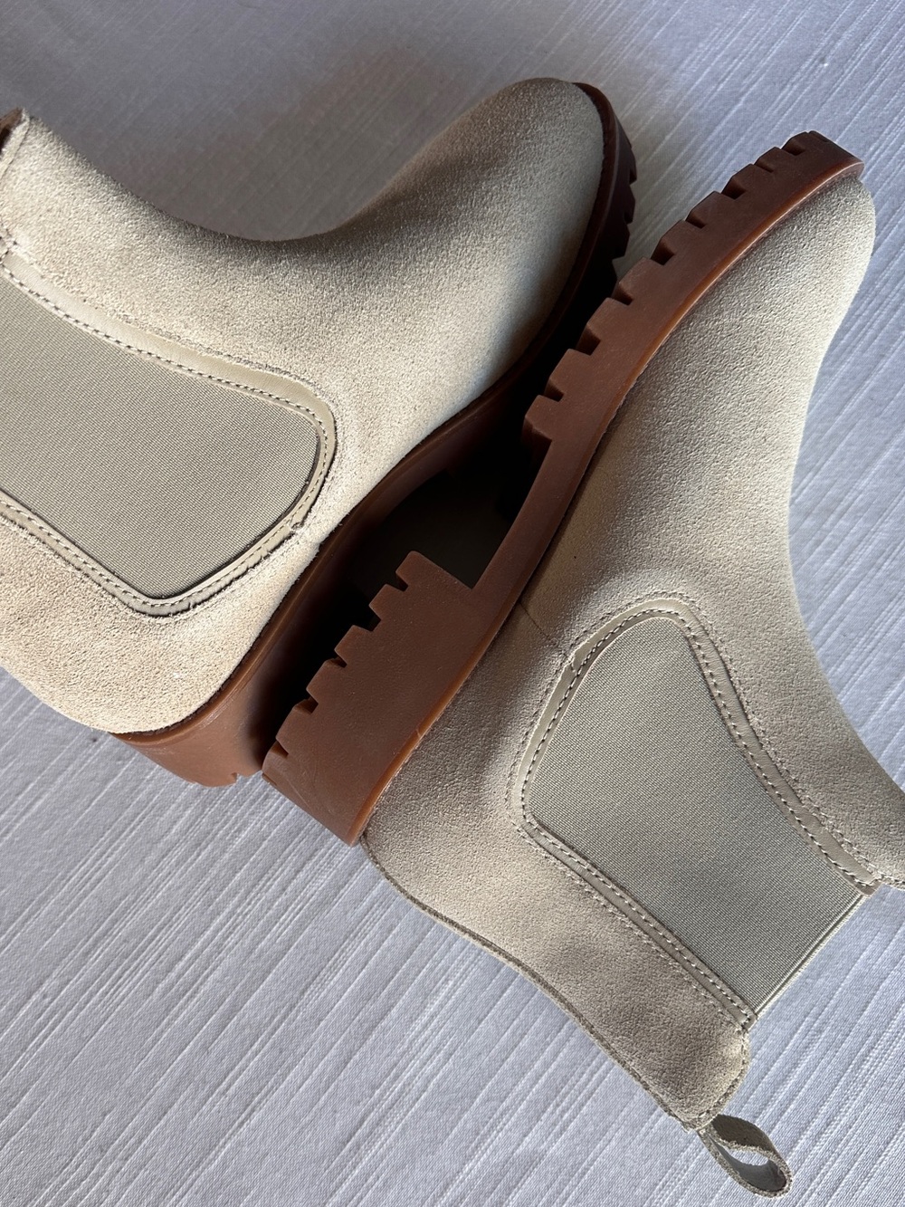 Quince Italian Almond Suede Lug Sole Chelsea Boots Size 7.5 NWT - Picture 6 of 9